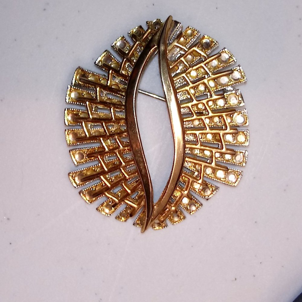GOLD BROOCH WITH MOCK STONE EFFECT COSTUME
